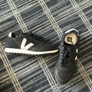Black t4 veja sneakers size 7